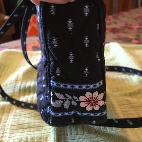 Vera Bradley small crossbody purse. Like new - Picture 2 of 4